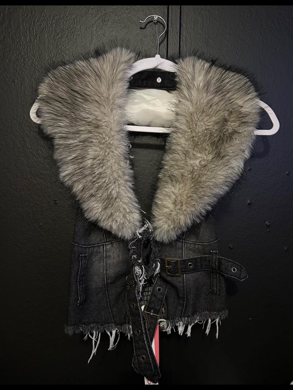 ROMWE Black Denim Vest with Gray Faux Fur Collar